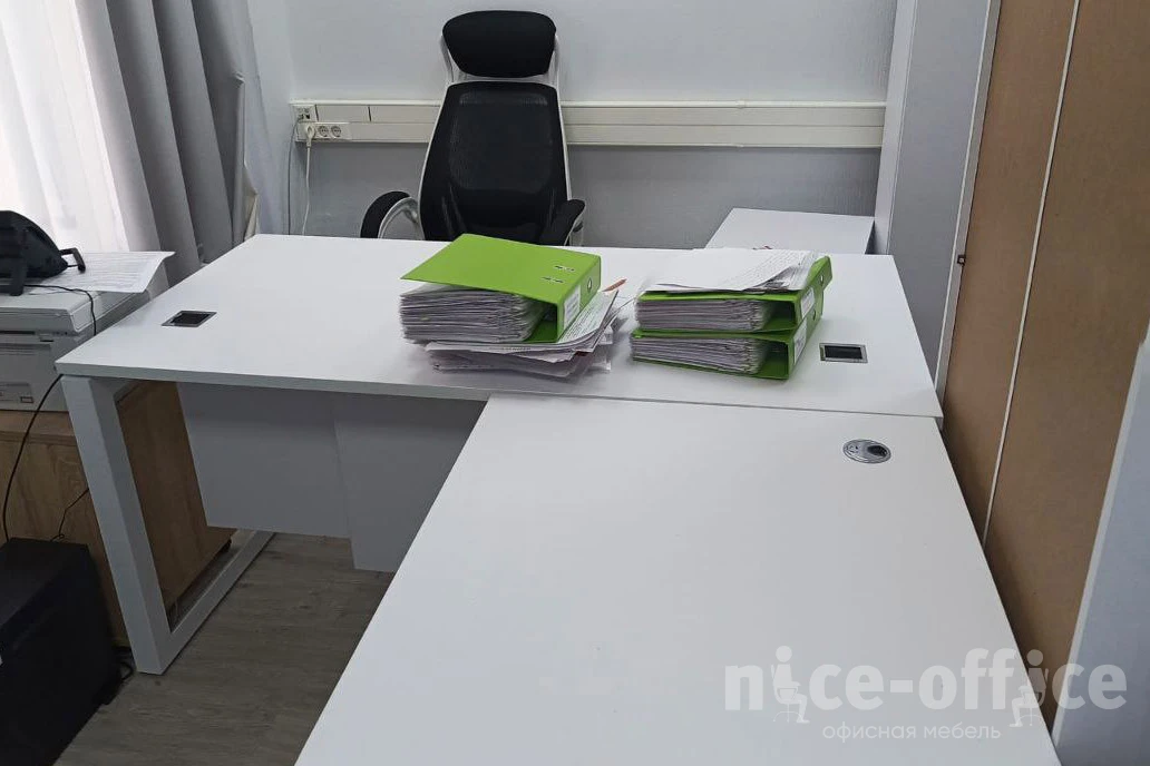 Стол для руководителя на О-образном м/к 1580x800x750 Onix Direct фото в интерьере 1